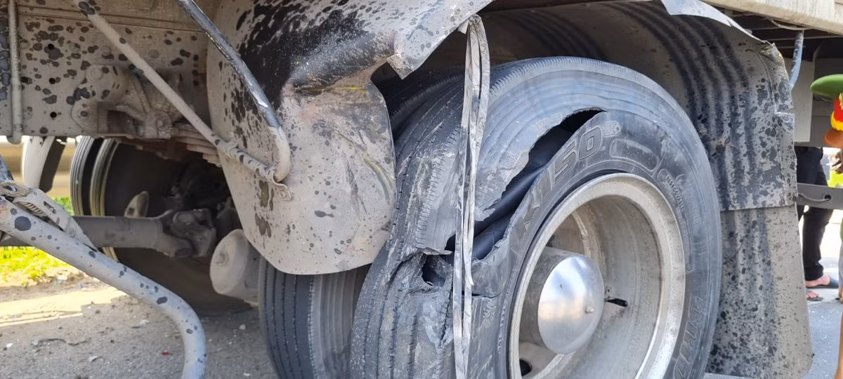 Một xe tải lốp vỡ tan tành.