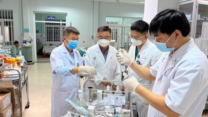Bệnh viện Chợ Rẫy đã cử các chuyên gia hàng đầu về chống độc và hồi sức trực tiếp mang 5 lọ thuốc giải độc Botulinum còn lại (hiện thuốc này rất hiếm) lên đường ra Bệnh viện Đa khoa Khu vực miền núi phía Bắc Quảng Nam hỗ trợ điều trị.