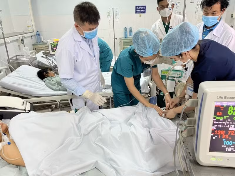 Thuốc giải độc Botulinum rất hiếm, mỗi lọ có giá gần 200 triệu đồng, 3 bệnh nhân nặng sau khi được truyền thuốc giải độc này đã có diễn biến tích cực.