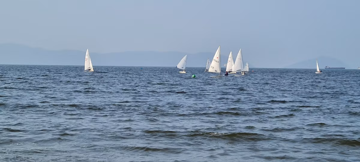 Đó là buổi tập của các VĐV thuộc Đội tuyển trẻ Sailing (thuyền buồm) quốc gia tại Đà Nẵng.