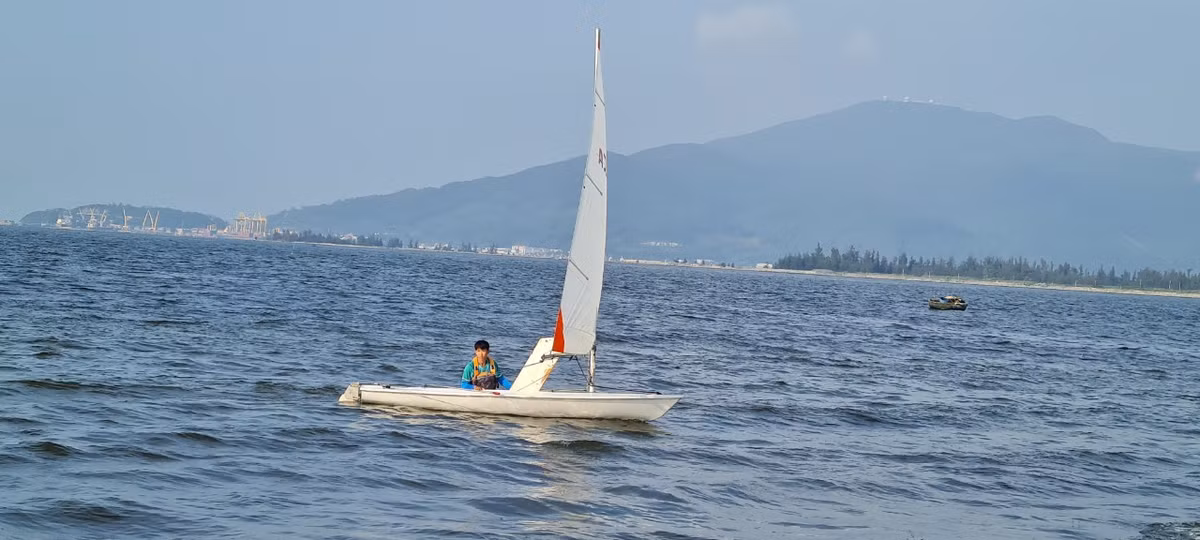 Các VĐV đội tuyển Sailing đang từng ngày nỗ lực tập luyện trên biển Đà Nẵng với mục tiêu sẽ có được kết quả cao tại đại hội lần này.