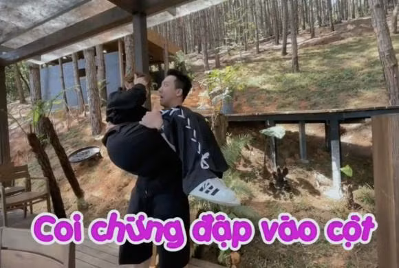 Thế là A Xìn, phải liên tục ôm và hôn vợ thay lời xin lỗi.