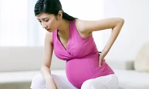 Dau lung khi mang thai co the dan toi sinh non