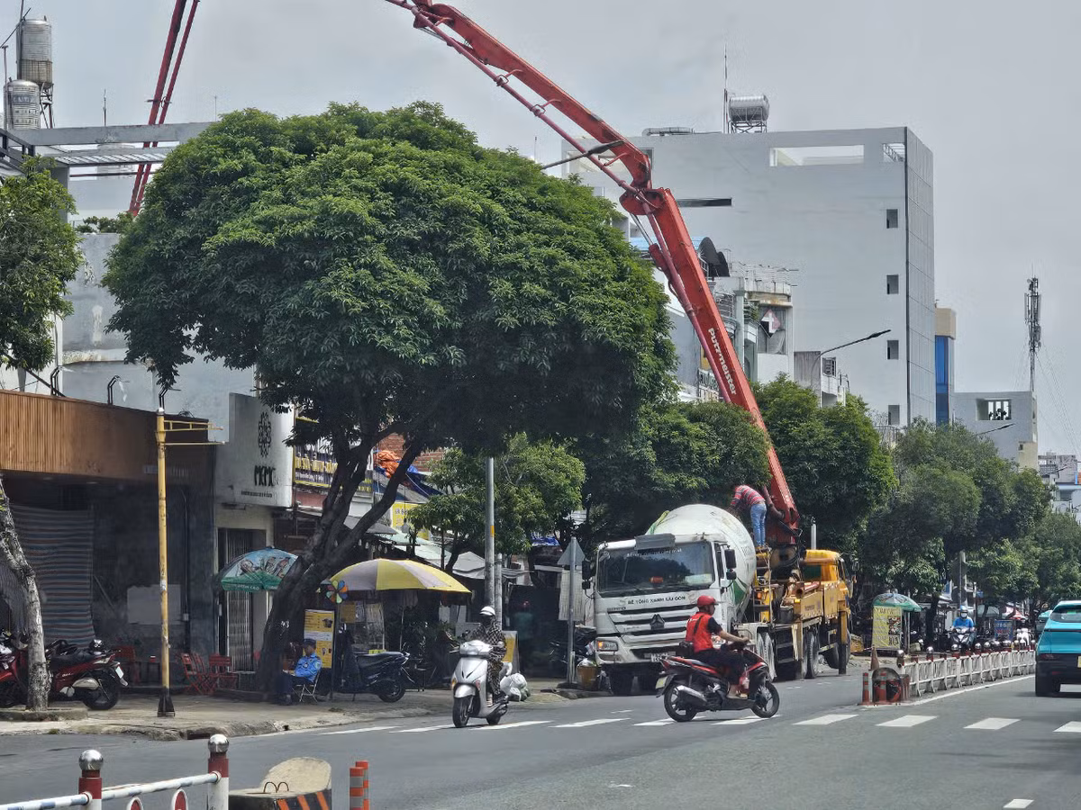 TPHCM: Xe trộn bê tông ngang nhiên chiếm đường giờ cao điểm tại Gò Vấp - Hình 5 TPHCM: Xe tron be tong ngang nhien chiem duong gio cao diem tai Go Vap-Hinh-5