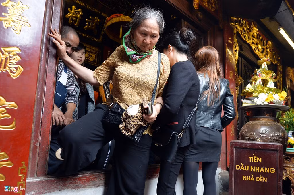Chiều 4/2, nhiều du khách chen chân tại cửa và các lối đi lại.