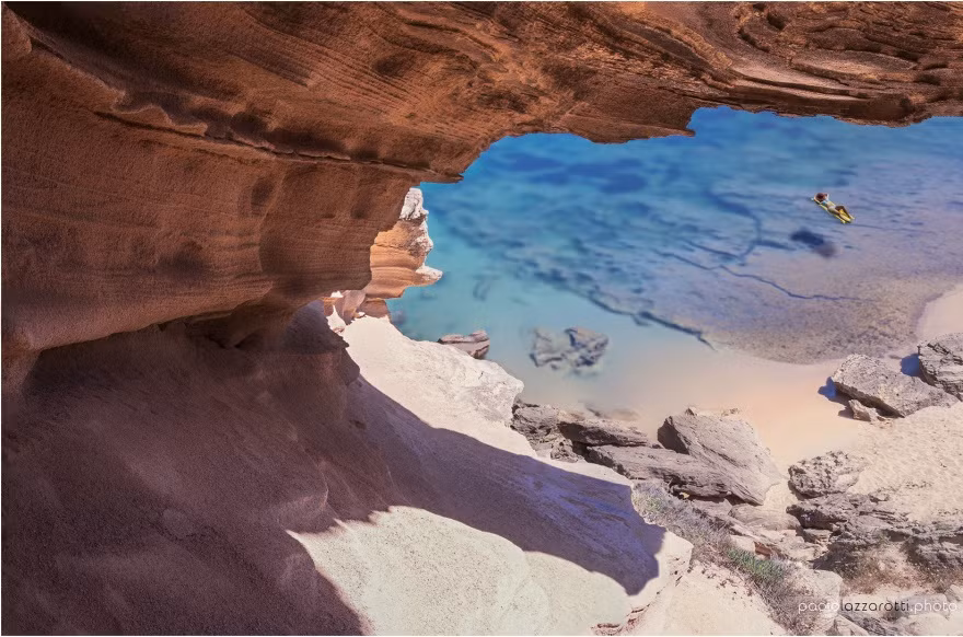 Cảnh tượng trôi nổi trên làn nước xanh trong của đảo Sardinia, Italia của du khách này khiến nhiều người nghĩ rằng đây là ảnh ghép. Sự thật hoàn toàn ngược lại, nếu không tin vào mắt mình, bạn hãy đến nơi đây để tự trải nghiệm. (Nguồn Brightside)