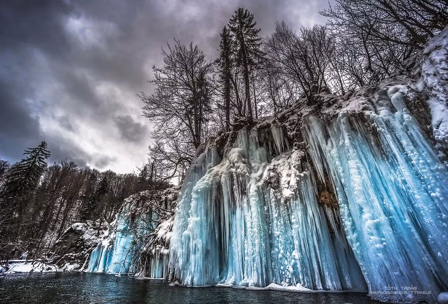 Theo thông tin đăng tải, vườn quốc gia hồ Plitvice, thuộc hạt Lika-Senj và hạt Karlovac, miền trung Croatia. Đây là vườn quốc gia lâu đời nhất ở khu vực Đông Nam châu Âu và cũng là vườn quốc gia lớn nhất tại Croatia. (Nguồn Bored Panda)