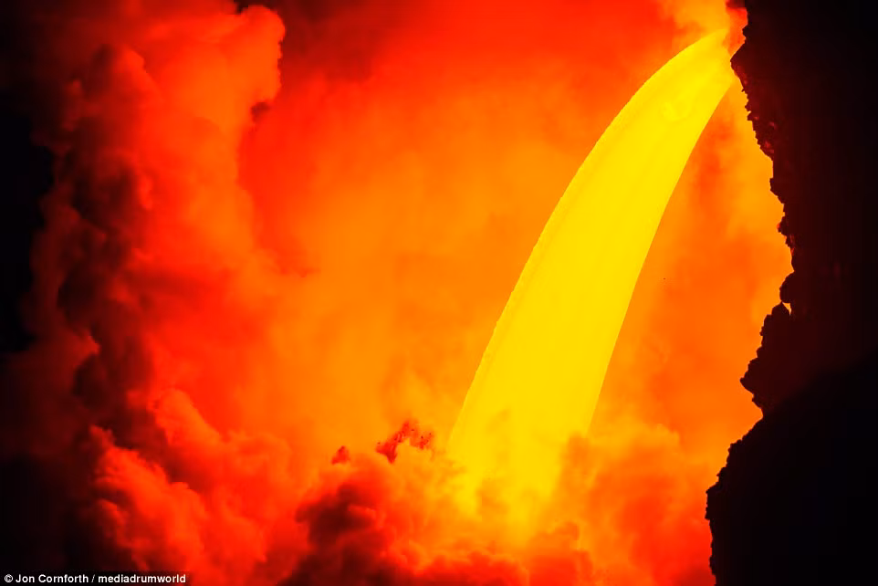Đó là thời khắc núi lửa Kilauea trên quần đảo Hawaii, Mỹ trực tiếp phun dòng dung nham nóng chảy xuống mặt biển Thái Bình Dương, gây nên những tiếng nổ vang trời. (Nguồn Dailymail)