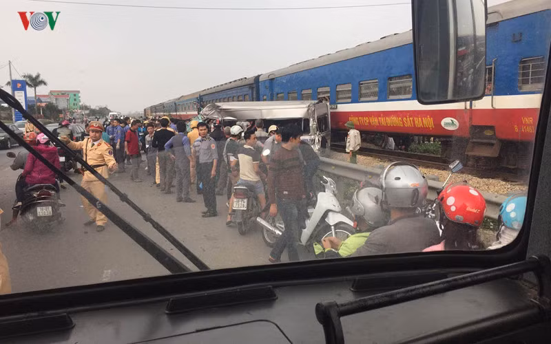 Công an tỉnh Nam Định cho biết, ngoài tài xế ôtô tử vong tại chỗ, 5 người khác bị thương nặng được đưa tới Bệnh viện Đa khoa Nam Định.