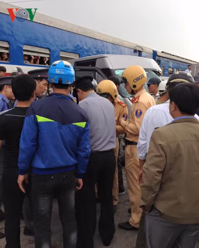 Cảnh sát lập tức có mặt tại hiện trường vụ tai nạn đường sắt nghiêm trọng.