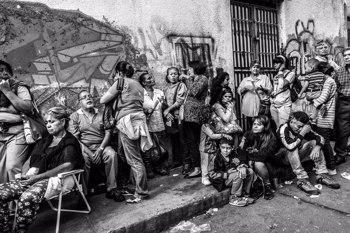 Venezuela đang chịu tác động lớn từ cuộc khủng hoảng kinh tế do nguồn thu chính của họ là dầu liên tục tuột dốc trên thị trường. Tỷ lệ lạm phát ở nước này dự kiến tăng lên 700% vào cuối năm nay. Ảnh: Người dân Venezuela xếp hàng nhiều giờ liền để mua nhu yếu phẩm tại một siêu thị ở quận La Candelaria, Caracas.