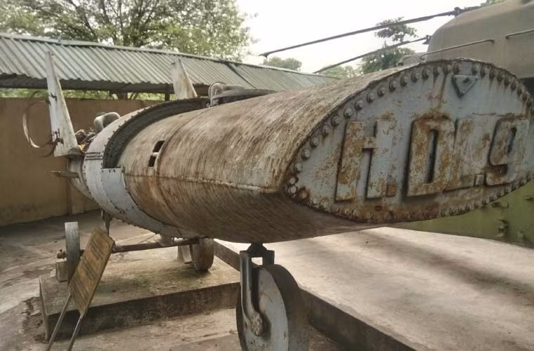 Trên biển, Quân chủng Hải quân đã chế tạo tàu phóng từ H.DL.9 điều khiển từ xa để tiêu diệt bom từ trường.