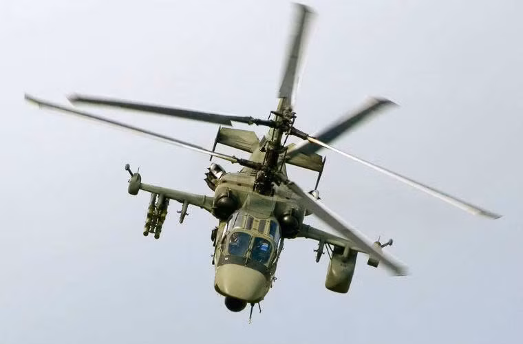 Sau cùng, trực thăng tấn công Ka-52 tiếp tục là vũ khí Nga không có nước phương Tây nào sở hữu thứ tương tự. Đây là loại trực thăng tấn công hạng nặng duy nhất sở hữu cơ cấu cánh quạt đồng trục đem lại khả năng thao diễn mạnh mẽ, là trực thăng đầu tiên trên thế giới có ghế phóng khẩn cấp cho phi công. Bộ vũ khí của Ka-52 cũng không thua bất kỳ trực thăng nào của Mỹ, phương Tây khi có thể mang tới 16 tên lửa chống tăng, ngoài ra còn cả rocket, tên lửa không đối không tầm nhiệt Igla-V hoặc R-73.