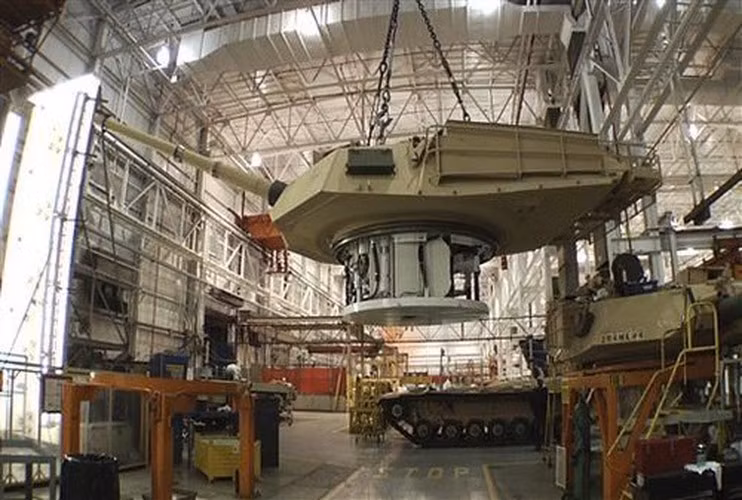 Loại đạn xuyên giáp động năng APFSDS M829A3 sử dụng thanh xuyên dài hơn và hợp kim uranium nén có tỷ trọng lớn có khả năng xuyên giáp tốt hơn.
