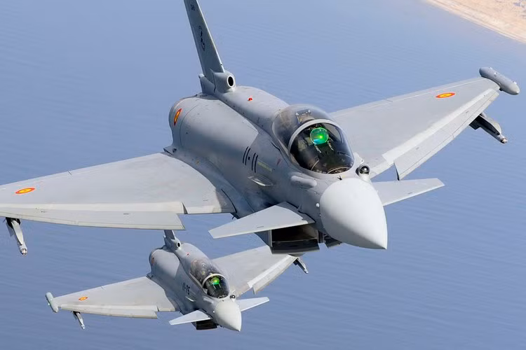 Thiết kế gốc của Eurofighter Typhoon rất chắc chắn và mạnh mẽ, bộ khung có khả năng chịu tải trọng cùng với áp lực khi không chiến tốc độ cao.