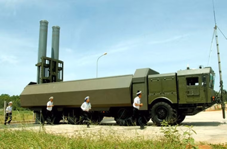 Về trang bị phòng thủ bờ biển, Việt Nam đã ký với Nga mua 2 hệ thống tên lửa phòng thủ bờ biển K-300P Bastion-P. Đáng lưu ý là hiện chỉ có Nga, Syria và Việt Nam là sở hữu thứ vũ khí này. Hệ thống Bastion-P được trang bị các tên lửa chống tàu tốc độ siêu âm Yakhont có tầm bắn tới 300km.