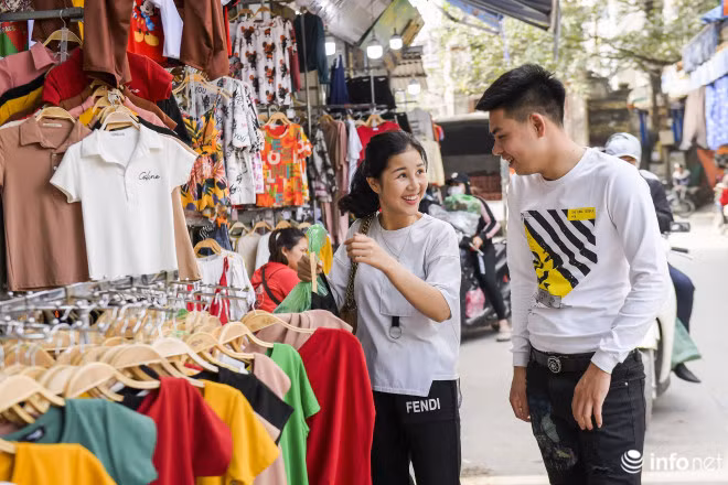 Và những ngày gần đây, lượng khách hàng đến chợ nhập hàng đã dần đông hơn, hoạt động mua, bán bắt đầu tăng trở lại.