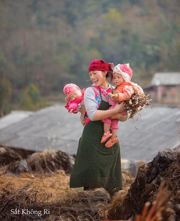 Nu cuoi toa nang khien cu dan mang don tim cua co gai H'Mong