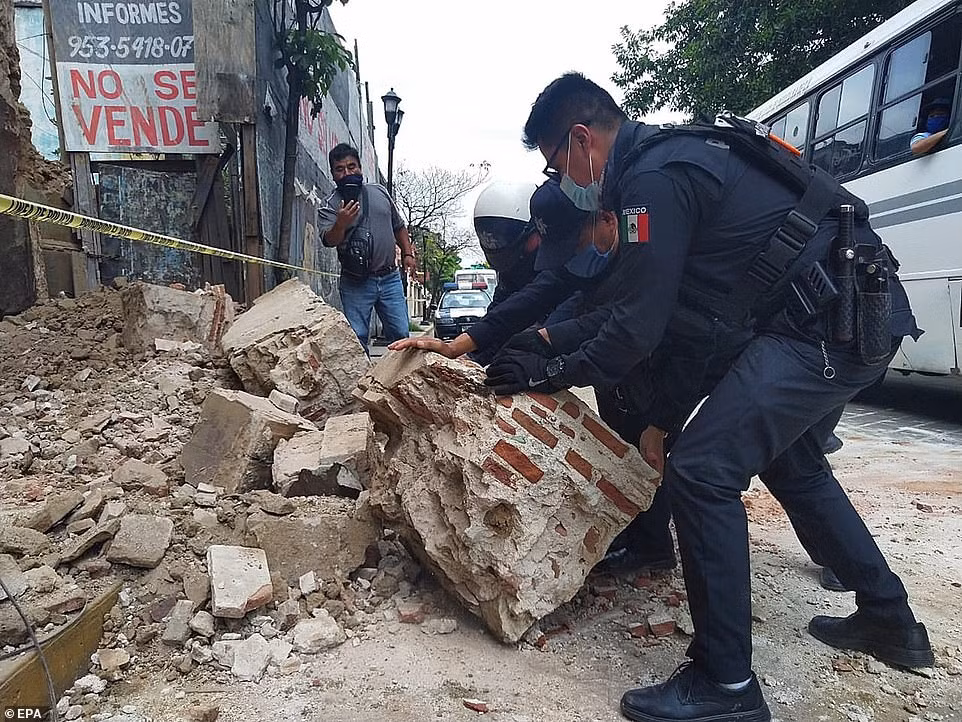 Cảnh báo sóng thần đã được đưa ra dọc các vùng duyên hải của Mexico, Guatemala, El Salvador và Honduras.
