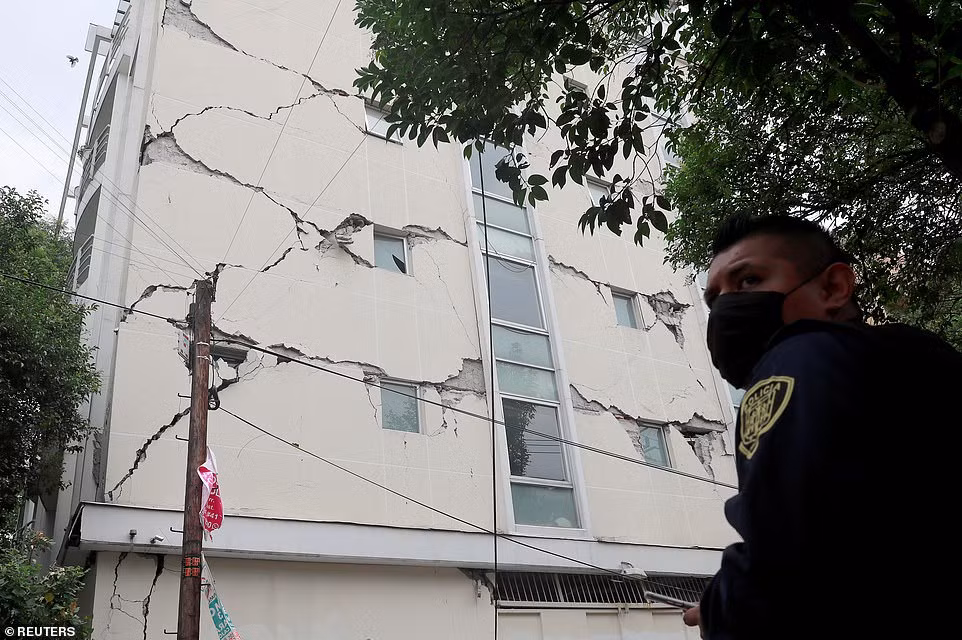 Tường của một tòa nhà bị nứt tại Mexico City.