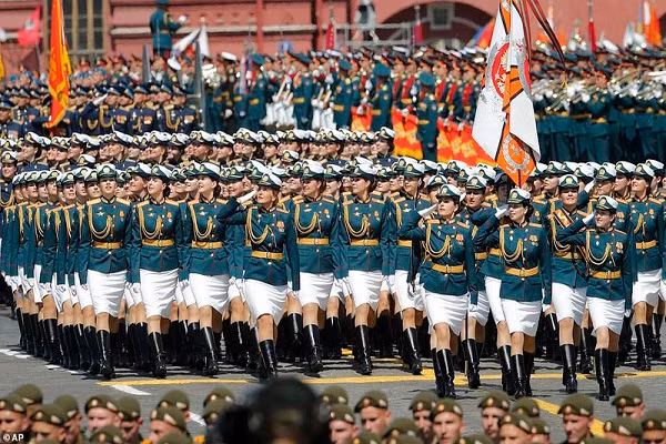 Các nữ quân nhân Nga diễu qua Quảng trường Đỏ ở Moscow trong lễ duyệt binh vào ngày 24/6/2020 kỷ niệm 75 năm Ngày Chiến thắng của Liên Xô trước phát xít Đức trong Thế chiến 2.