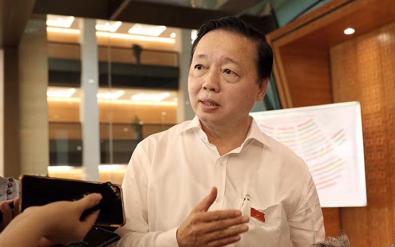 Bộ trưởng Tài Nguyên và Môi trường Trần Hồng Hà cho rằng, nguyên tắc của việc thu phí tiền rác là "không đổ đồng, không đánh đều bình quân". Tuy nhiên, ý tưởng về chuyện thu tiền rác theo kilogam sau khi được đưa ra đã khiến dư luận xôn xao. Ảnh: VOV.