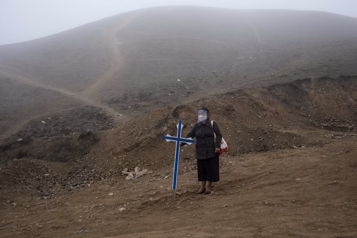 COVID-19: Canh xot xa tai nghia trang danh cho nguoi ngheo o Peru-Hinh-13