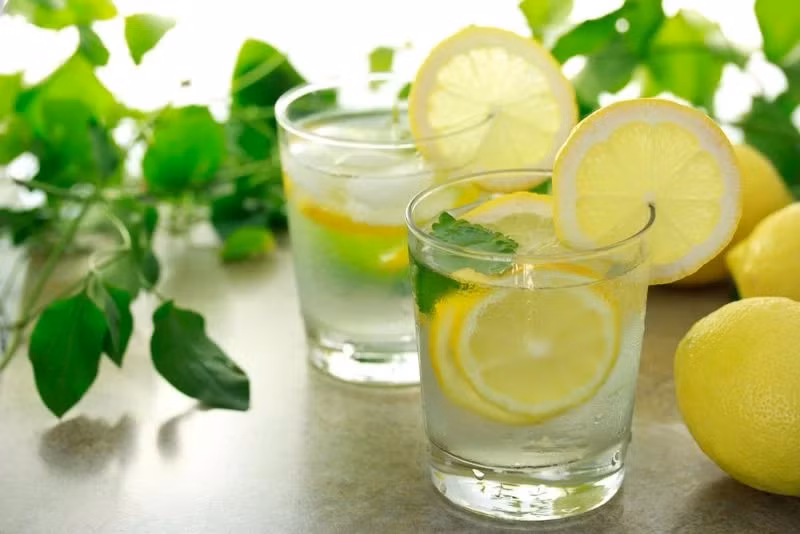 Nước chanh: Nước chanh là một thức uống detox hiệu quả và tiết kiệm. Chất axit ascobic trong chanh giúp thanh lọc máu và thải độc cơ thể. Bạn chỉ cần hòa 2 thìa canh nước cốt chanh với 2 thìa canh siro lá phong để chuẩn bị nước chanh detox.