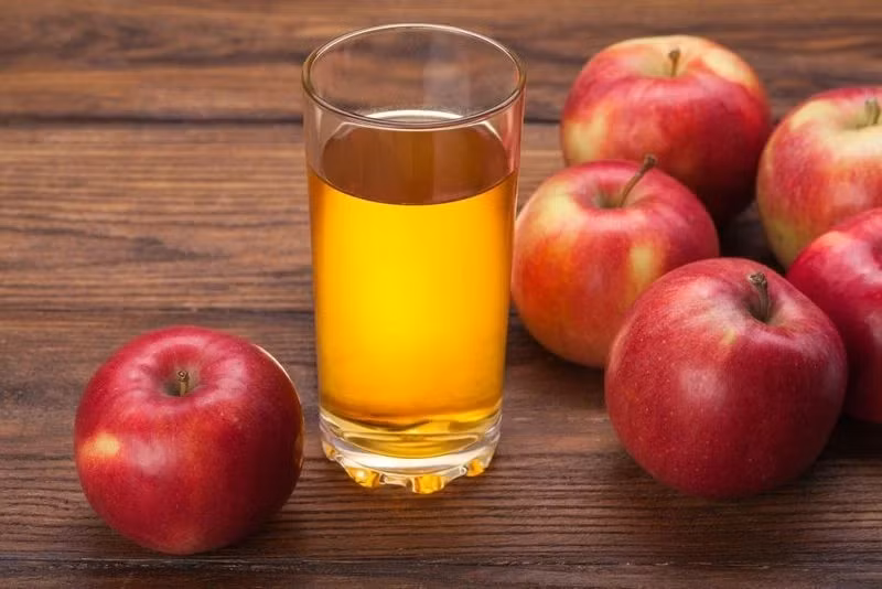 Nước ép táo: Nước ép táo tươi giàu các chất chống oxy hóa tự nhiên giúp đào thải độc tố ra khỏi gan và thận. Nước ép táo giúp bù lại các chất dinh dưỡng bị mất đi và giúp chống lại các độc tố từ môi trường.