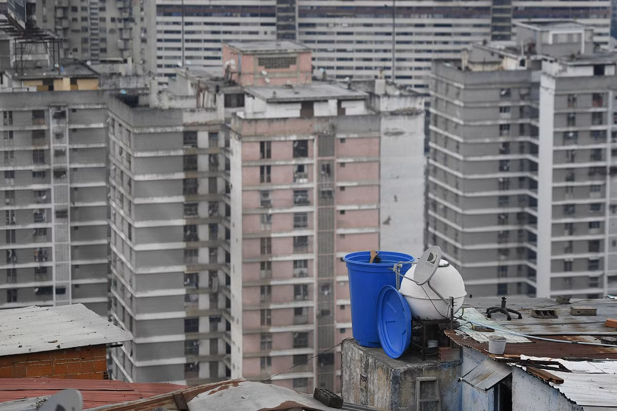 Người đàn ông cọ thùng chứa nước trên tầng thượng tại khu dân cư San Agustin, Caracas, ngày 17/5. Mời độc giả xem thêm video: Nền y tế Venezuela khủng hoảng vì bác sĩ rời bỏ đất nước (Nguồn video: VTC14)
