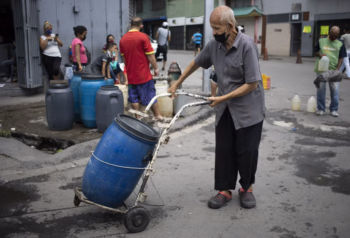 Tình trạng thiếu nước khiến cuộc sống của người dân ở Caracas trở nên khốn khổ.