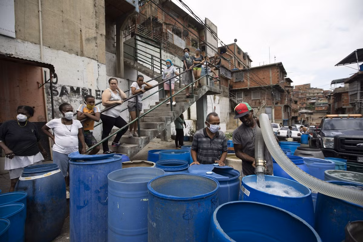 Người dân chờ lấy nước từ xe nước của chính quyền ở Caracas ngày 15/6.