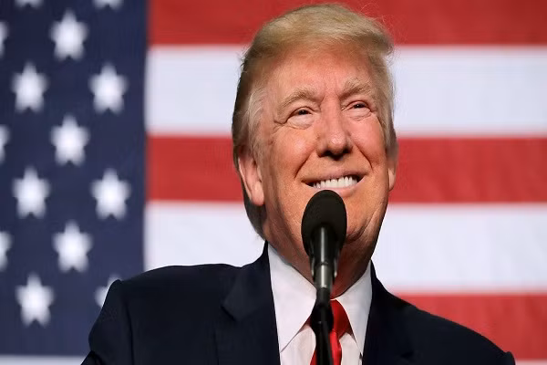 Loat hinh an tuong ve Tong thong Trump vua buoc sang tuoi 74