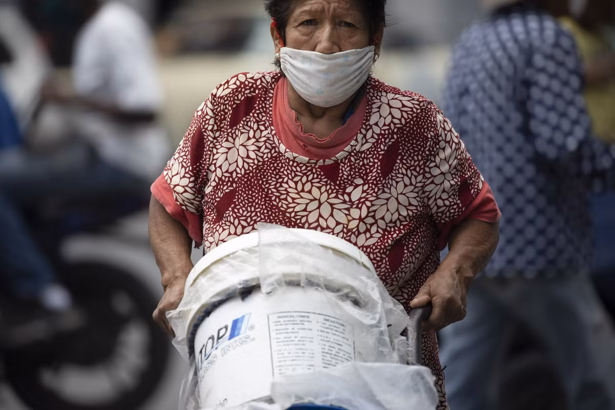"Nước hoàn toàn sạch sẽ, an toàn", Moscoso, người làm việc tại văn phòng Thị trưởng, vừa nói vừa uống nước làm bằng chứng.