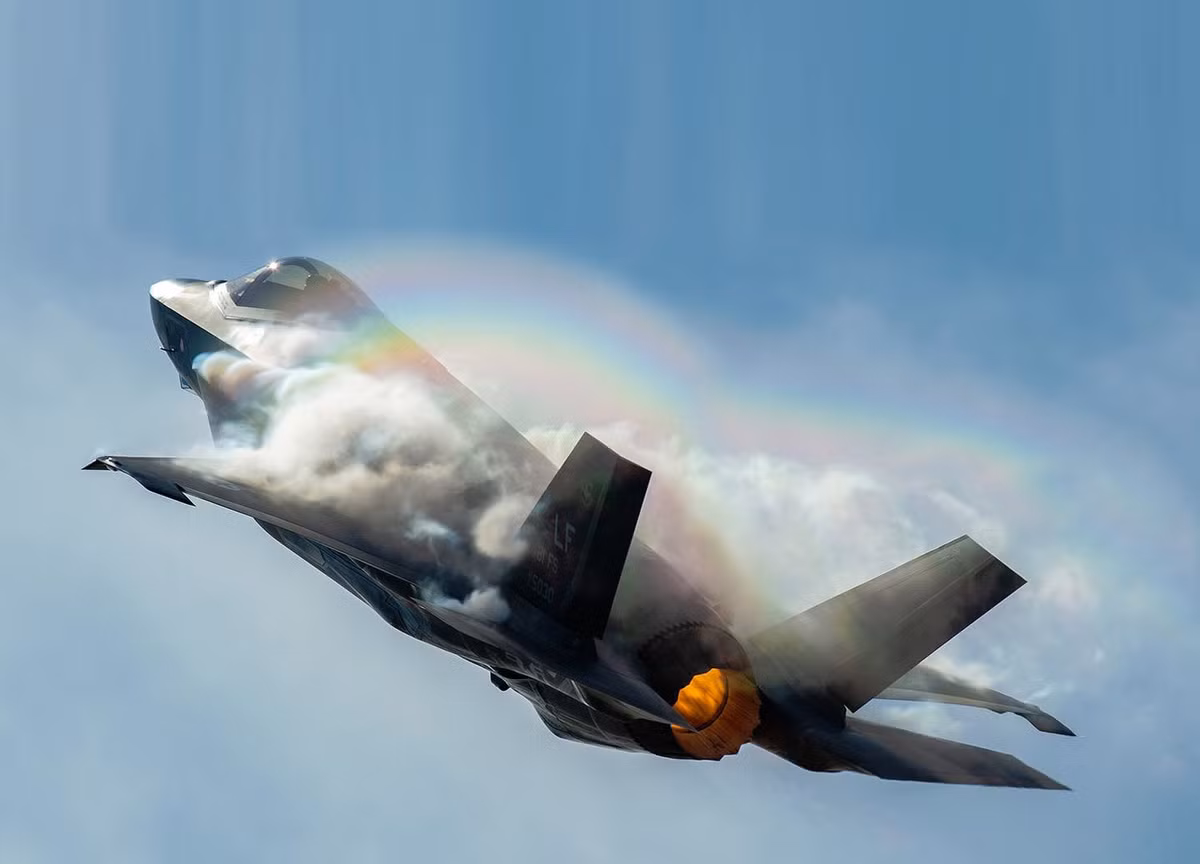 Phi đội F-35A thường xuyên là tâm điểm trong các tranh luận về môi trường ở Na Uy. Những chiếc F-35A đầu tiên có thể gây thiệt hại tới 170 triệu USD mỗi năm do không được bảo vệ bằng hóa chất urea trong mùa đông.