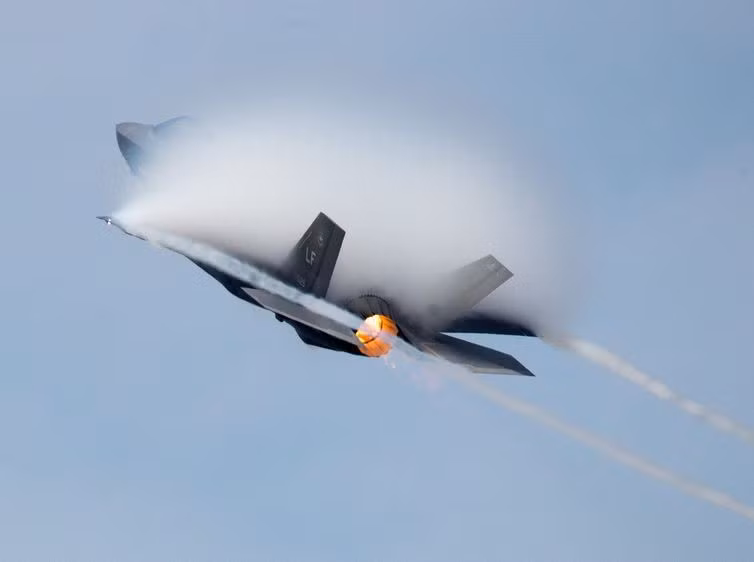 Siêu tiêm kích F-35A cũng được trang bị động cơ mạnh hơn nhiều và tiêu tốn khoảng 5.600 lít dầu cho mỗi giờ bay, so với 3.500 lít/giờ bay của động cơ F-16.