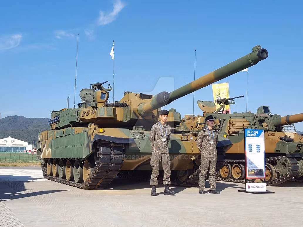 Ngoài việc trọng lượng khá nặng nề, xe tăng K2 Black Panther còn được Hàn Quốc gia cố bằng các phiến giáp phản ứng nổ bên hông và tháp pháo, tuy nhiên đây có vẻ không phải nguyên nhân chính.