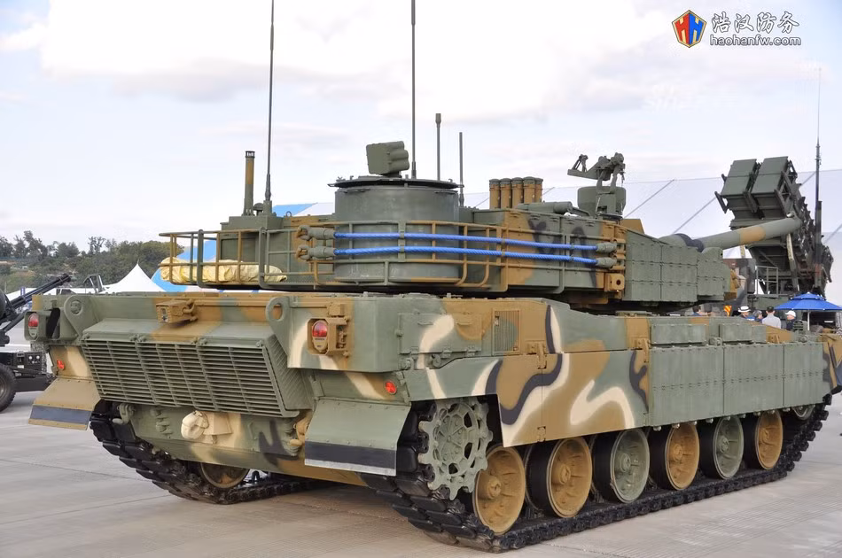 Quân đội Hàn Quốc ký hợp đồng mua 100 xe tăng K2 đầu tiên vào năm 2011, nhưng hệ thống động lực nội địa đã không vượt qua bài kiểm tra độ bền. Lỗi trên chỉ được khắc phục vào tháng 12/2015 nhờ mua sản phẩm của Đức để thay thế.