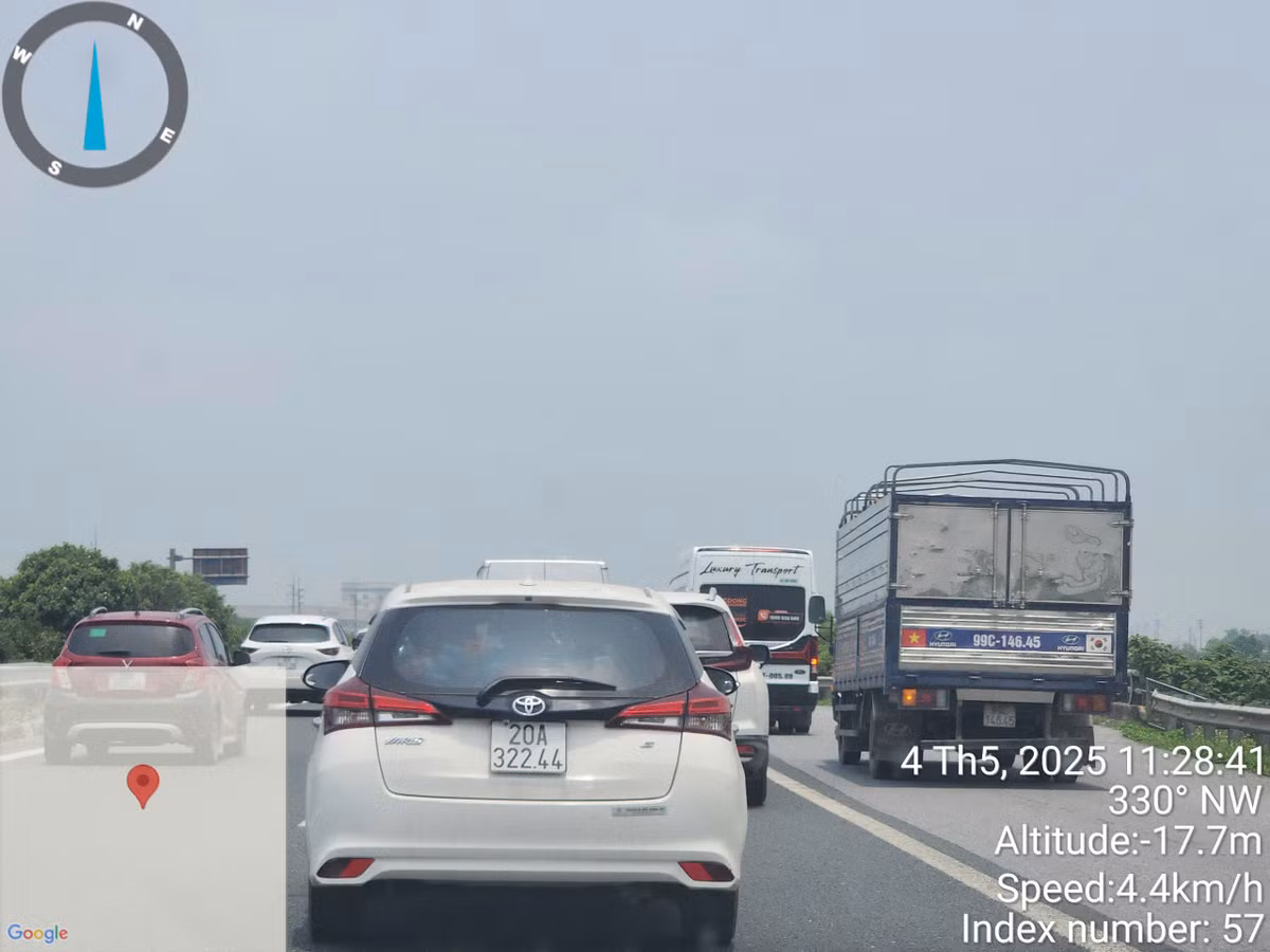 Ghi nhận của PV Báo Tri thức và Cuộc sống, trưa ngày 4/5, lượng đông phương tiện từ các tỉnh miền Trung và phía nam Hà Nội nối đuôi nhau di chuyển về Thủ đô sau nhiều ngày nghỉ lễ khiến nhiều đoạn của tuyến cao tốc Pháp Vân - Cầu Giẽ hướng về Hà Nội bị ùn ứ kéo dài.