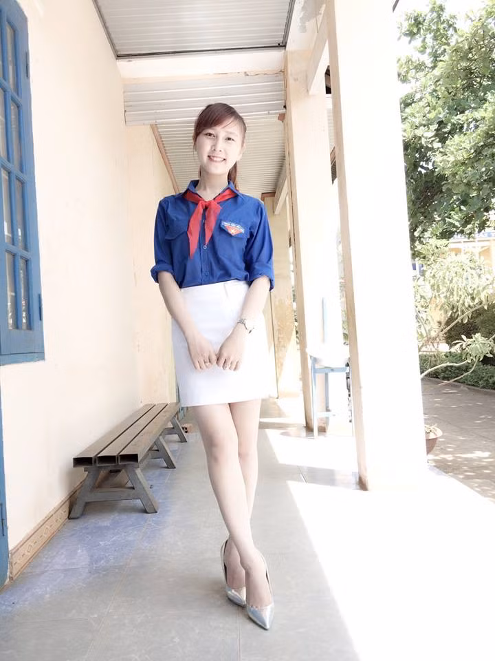 Yêu thích ca hát từ nhỏ, từng có ước mơ trở thành ca sĩ nhưng cô giáo 9X xinh đẹp lại đến với nghề giáo như một cái duyên. Được trở thành người dạy dỗ, chỉ bảo cho các học sinh, nhưng cô Hoài Thương vẫn không ngừng nỗ lực, phấn đấu để bản thân thêm hoàn thiện.