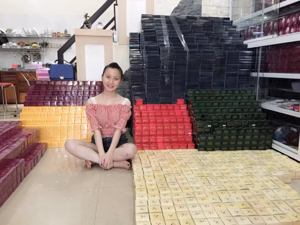Cô giáo Hoài Thương chia sẻ: "Hiện tại mình có kinh doanh thêm mỹ phẩm cao cấp. Công việc này đến từ sở thích làm đẹp, thu thập và chia sẻ những kinh nghiệm làm đẹp. Số tiền kiếm được từ việc kinh doanh mình sử dụng để chăm lo cho gia đình và mở rộng thêm công việc".