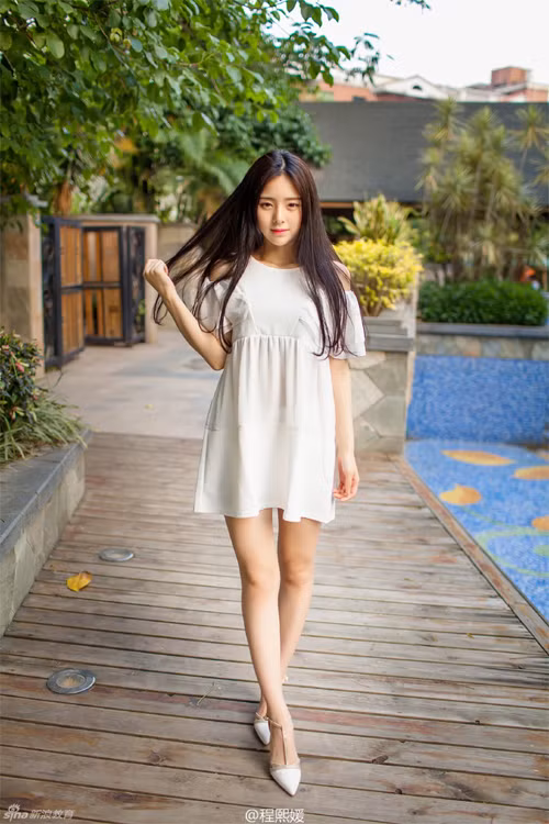 Hot girl 18 tuoi xinh dep buon quan ao kiem 70 trieu/thang