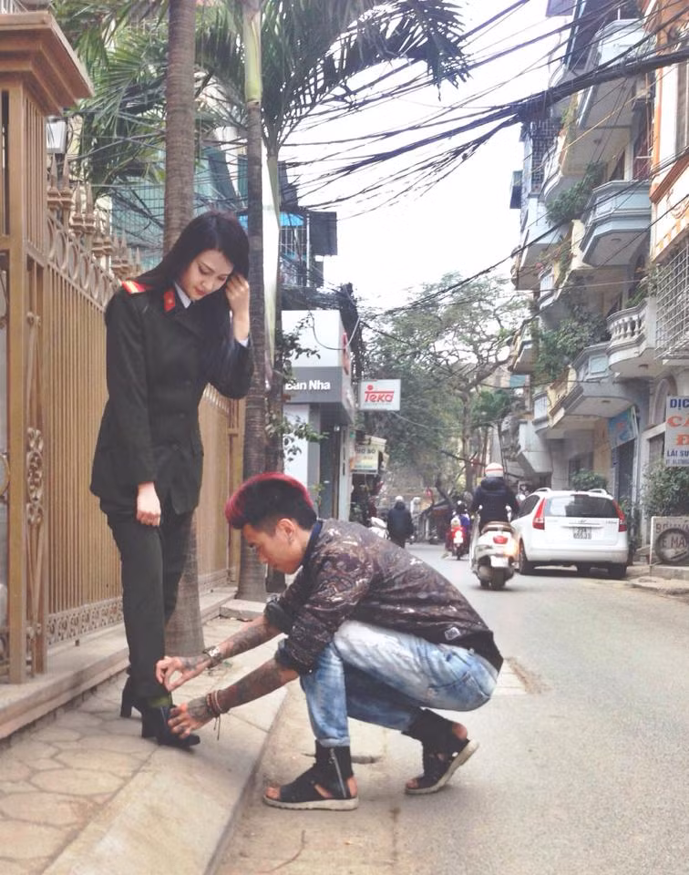 Cách đây không lâu, Giang Popper cũng hút thêm sự chú ý khi "kết" được cô bạn gái mới là hot girl công an Đậu Thùy An rất xinh đẹp. Ảnh: FBNV.