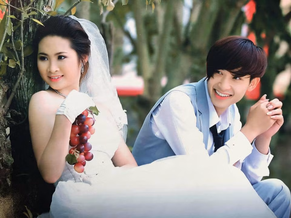 Theo tìm hiểu, ông bố xăm trổ trong bức ảnh gây sốt tên thật là Vũ Ngọc Tân, sinh năm 1991, là thợ xăm khá có tiếng tại TP HCM. Mới đây, Ngọc Tân tiếp tục khiến dân mạng "sốc" khi khoe một vài bức ảnh cưới của anh và cô vợ xinh đẹp.