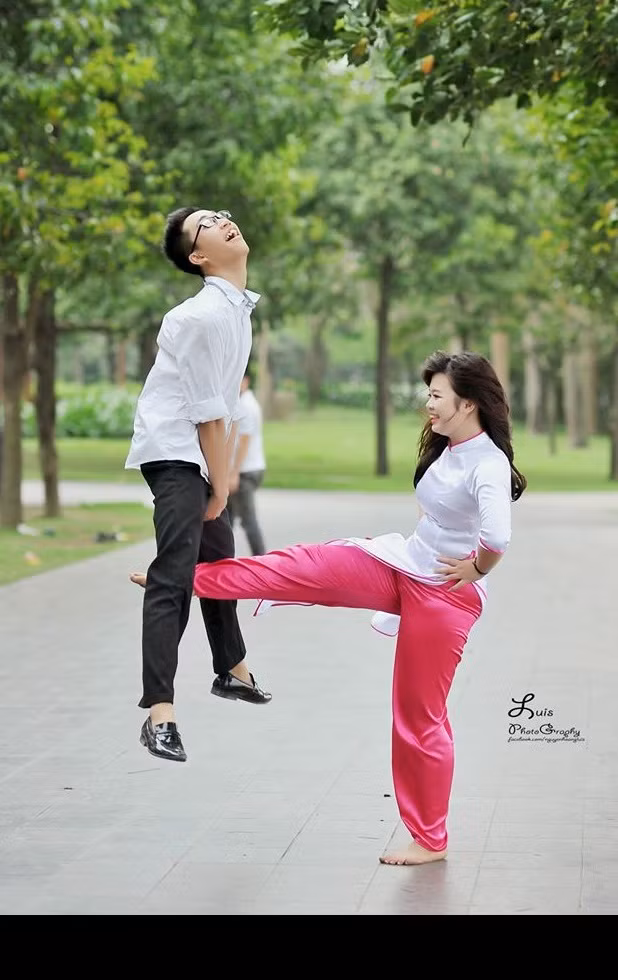 Màn xếp hình ngộ nghĩnh là điều không thể thiếu trong các bộ ảnh kỷ yếu. Sinh viên thường chọn xếp hình thành những ký tự hình ảnh có ý nghĩa, liên quan đến ngành nghề mà họ đang học. Do các sinh viên trong loạt ảnh gây bão trên đều học ngành y, có các môn học ít nhiều liên quan đến cơ thể người, giới tính... nên đã quyết định xếp hình biểu tượng giới tính nam, nữ để làm kỷ niệm.