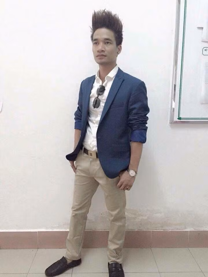 Bức ảnh "ca sĩ" Lệ Rơi xuất hiện trong bộ dạng hoàn toàn khác, diện quần âu, áo vest, tóc vuốt dựng đứng, lột xác thành hot boy lan truyền trên mạng tuần qua với hàng chục nghìn lượt thích. Dân mạng đoán Lệ Rơi ăn mặc như vậy để chuẩn bị xuất hiện trong một chương trình truyền hình tiếp theo.