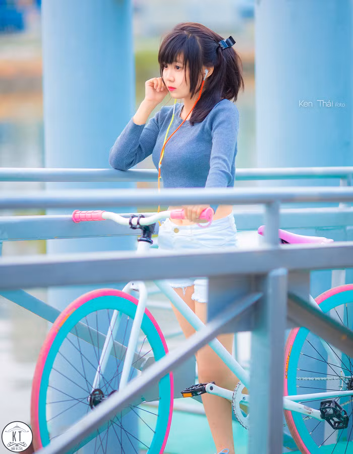 Ngoài những phiền phức kể trên, Lệ Nhi cũng có được nhiều niềm vui khi đa số các bạn trẻ, fan MU khác đều khen ngợi ngoại hình và phong cách của Nhi. Dù có một số fan so sánh Lệ Nhi với hot girl fan MU Nguyễn Tú Linh nhưng với Nhi, việc so sánh này cũng không cần thiết không có mấy ý nghĩa.