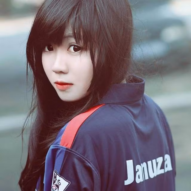 Lệ Nhi chia sẻ cầu thủ đưa cô đến với MU là David Beckham nhưng cầu thủ mà Lệ Nhi yêu thích nhất trong đội hình MU hiện tại là Adnan Januzaj, cầu thủ trẻ tài năng người Bỉ có ngoại hình rất bảnh trai.