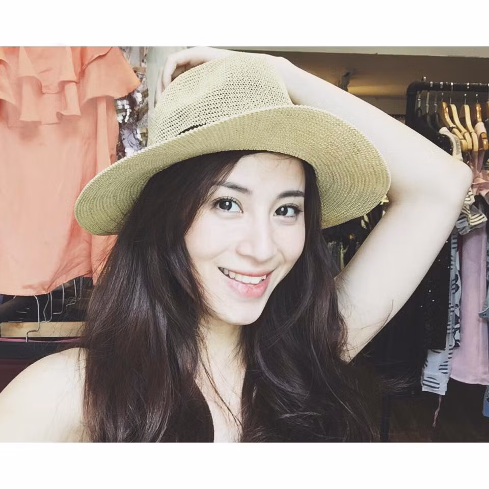 Tạm quên mặt Quỳnh Anh trong một khoảng thời gian khá dài, nhưng đến nay, dân mạng, giới trẻ Việt vẫn rất ấn tượng, mê mệt với vẻ dễ thương và đặc biệt là vẻ đẹp không tuổi của hot girl này.