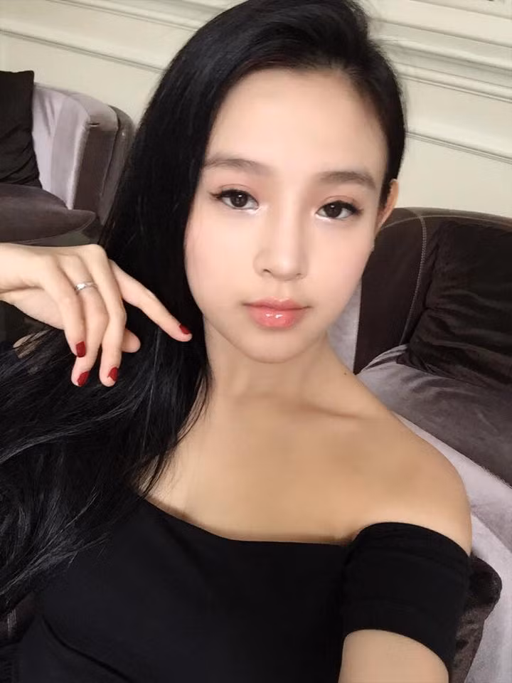 Trong những hình ảnh mới nhất, Huyền Baby thường xuyên diện những chiếc váy để lộ vai, lưng và đặc biệt là vòng một đầy đặn mà nhiều người, các fan nhận xét là đã phổng phao, lớn hơn trước đây rất nhiều.